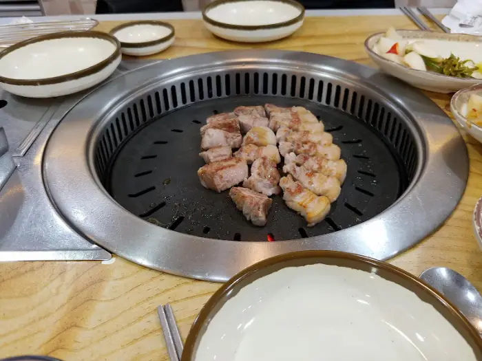 노릇하게 구워진 삼겹살 조각들
