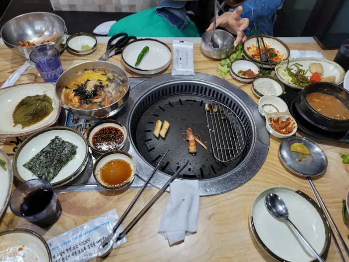 다양한 반찬과 함께 차려진 상차림