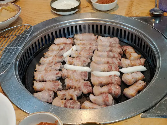 잘 구워진 삼겹살이 먹기 좋게 놓여 있는 모습
