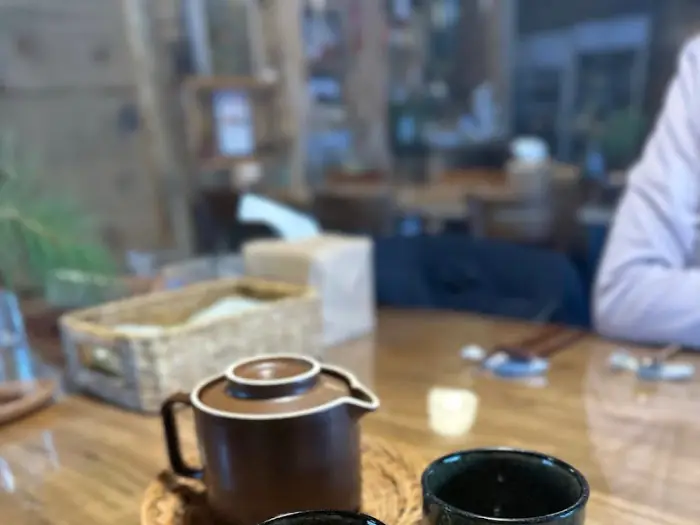 테이블에 놓인 찻잔과 냄비