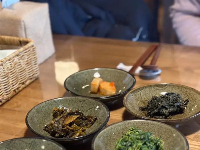 여러 가지 나물 반찬이 담긴 작은 접시들