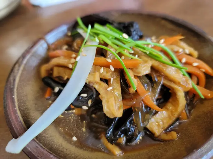 먹음직스러운 꼬막 비빔밥 재료
