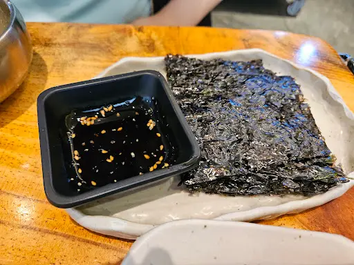 바삭한 김과 간장 소스