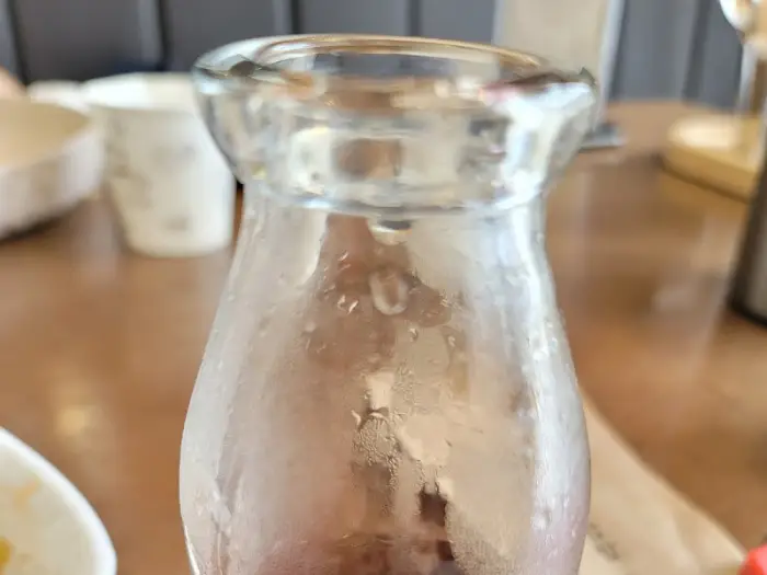 빈 병과 함께 놓인 매실차