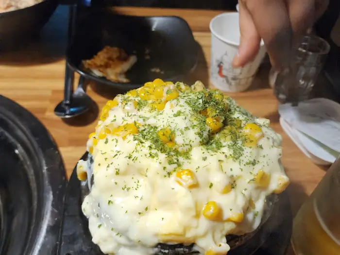 옥수수와 허브가 뿌려진 계란찜
