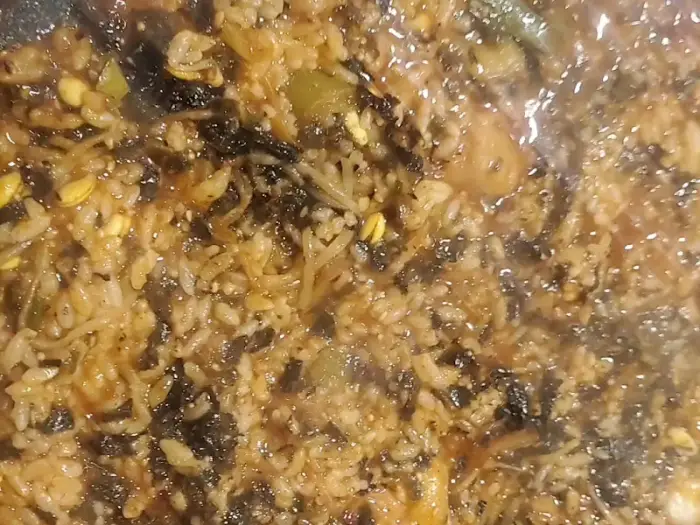 치즈와 김가루가 뿌려진 볶음밥