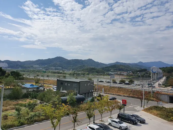 Another view of the parking lot and surrounding landscape, with more mountains visible