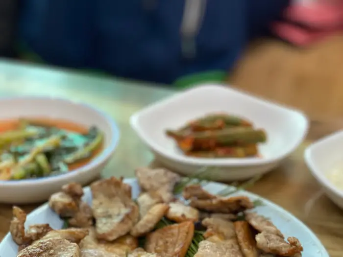 준비된 숯불구이와 신선한 채소, 밑반찬 사진