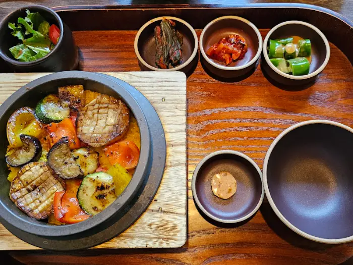 테이블에 차려진 솥밥과 반찬들