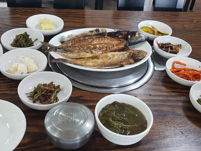 모아식당의 푸짐한 한상차림