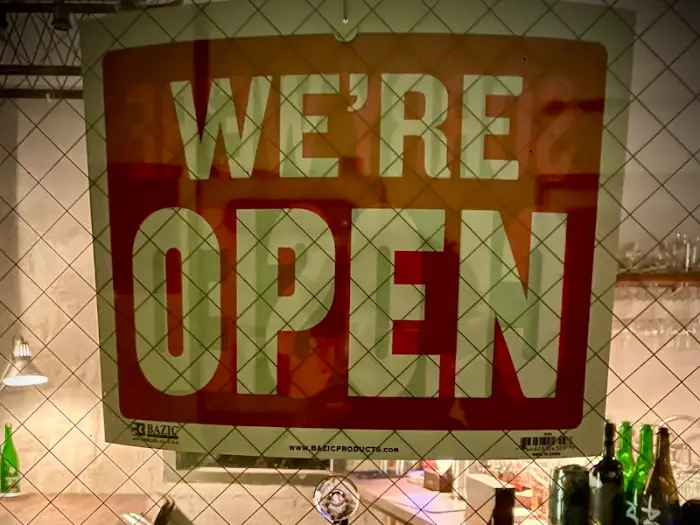 'WE'RE OPEN'이라고 적힌 대형 네온 간판