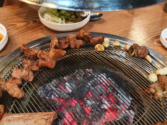 불판 위 돼지갈비와 마늘