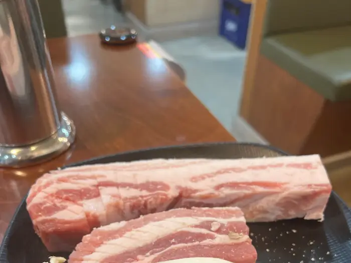 접시에 담긴 생 삼겹살 덩어리