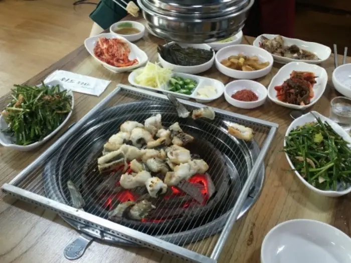 풍성한 밑반찬과 메인 메뉴
