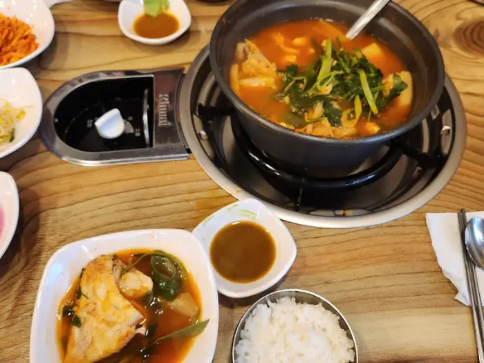 따뜻한 국물이 있는 탕 요리