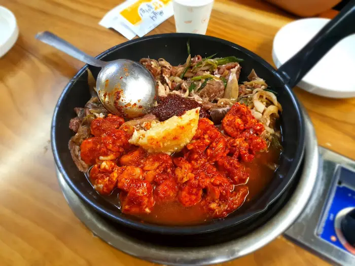 전골과 곁들여 나오는 반찬들