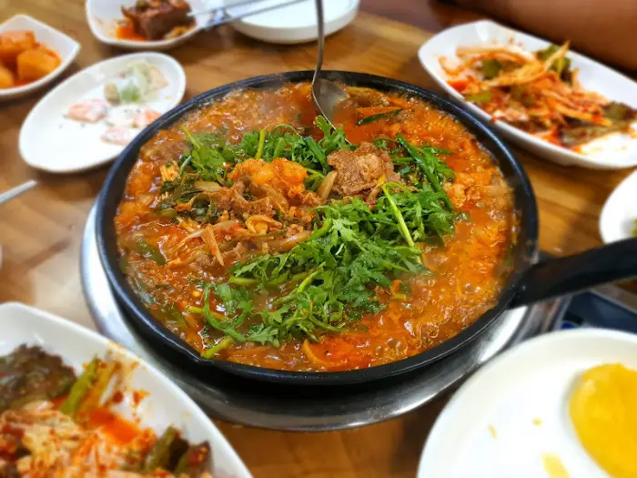 다양한 반찬과 함께 나온 전골