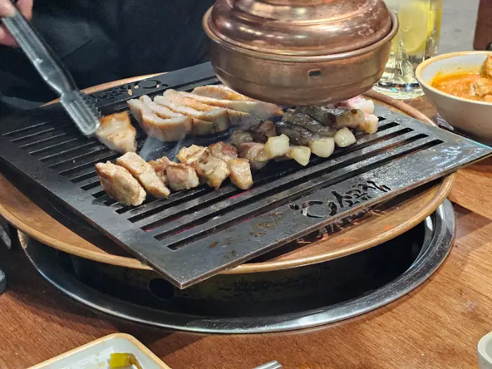 불판 위에서 구워지는 갈비삼겹