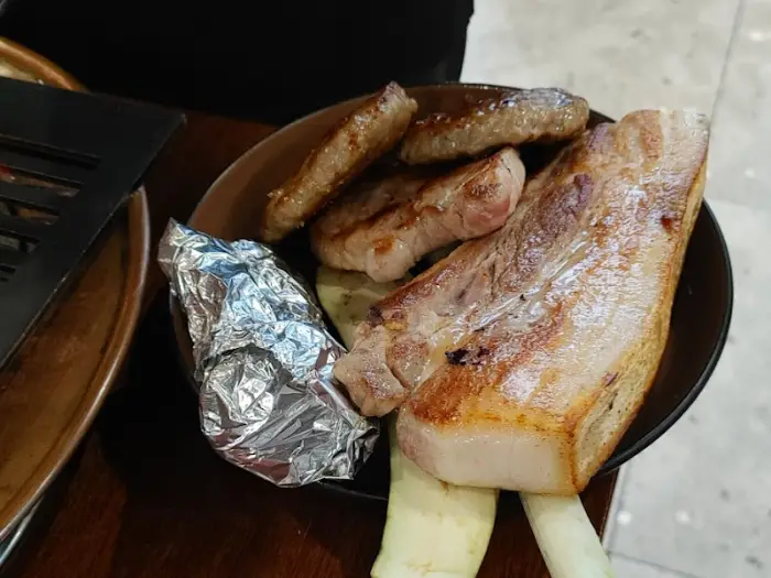 잘 구워진 갈비삼겹 조각