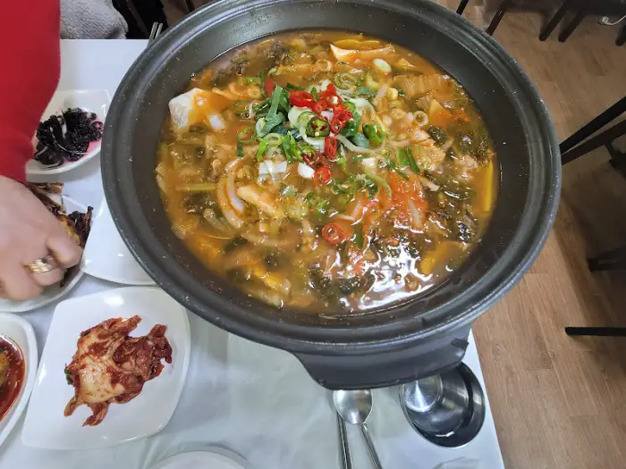 커다란 뚝배기에 담긴 얼큰한 탕