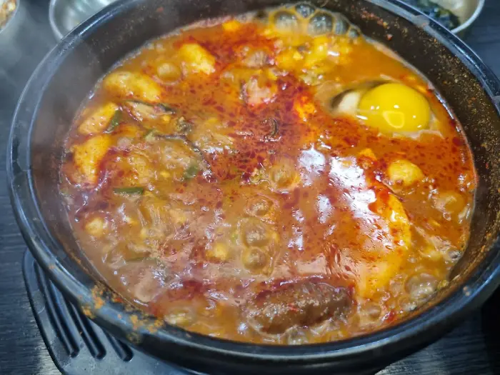 끓고 있는 순두부찌개
