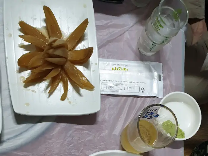 꽃 모양으로 장식된 해산물 요리