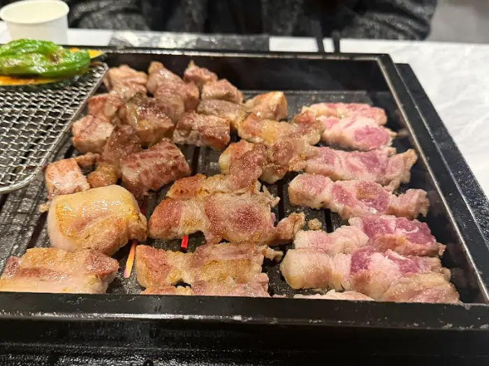 잘 구워진 흑돼지 삼겹살과 목살 조각들