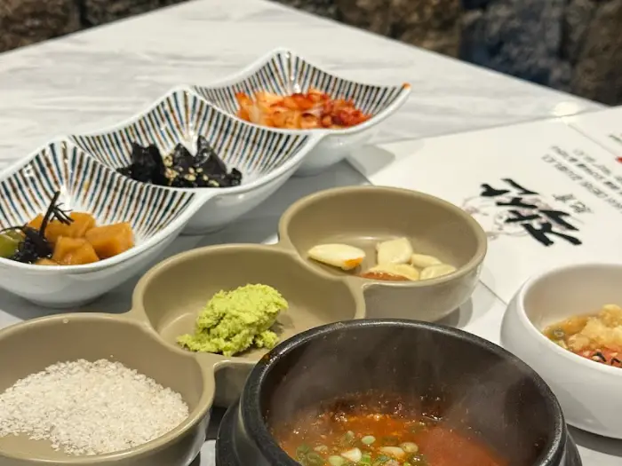 다양한 종류의 밑반찬과 소스