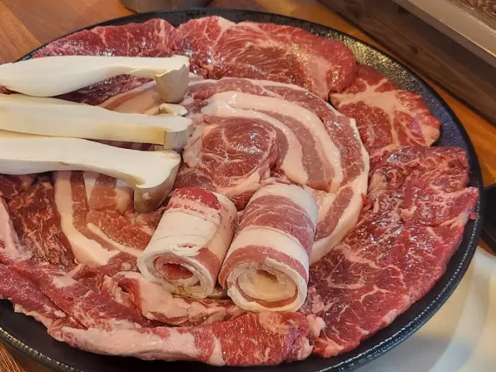 먹음직스러운 소반돼반의 숙성 고기 모둠