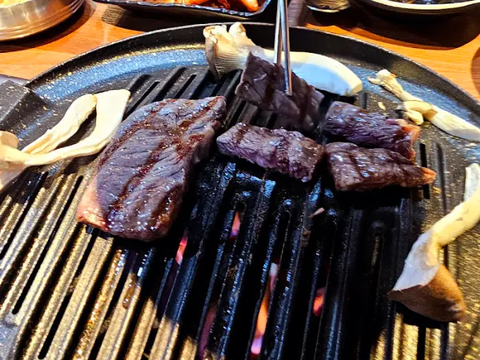 불판 위에서 맛있게 익어가는 소반돼반의 고기