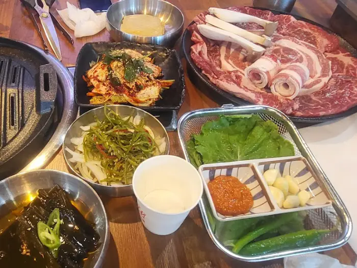 다양하고 신선한 밑반찬과 함께 제공되는 소반돼반의 한 상차림