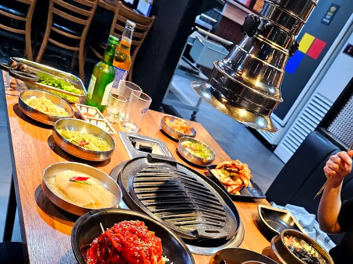 구수한 된장찌개와 함께 나온 다양한 곁들임 메뉴