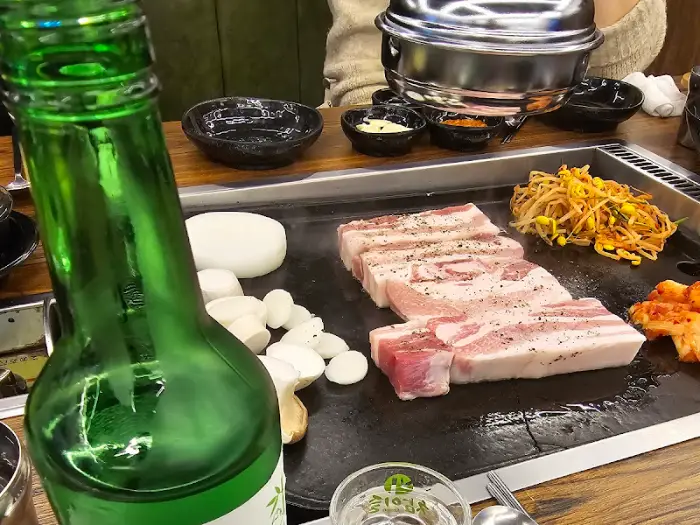 두툼한 삼겹살과 곁들임 재료들
