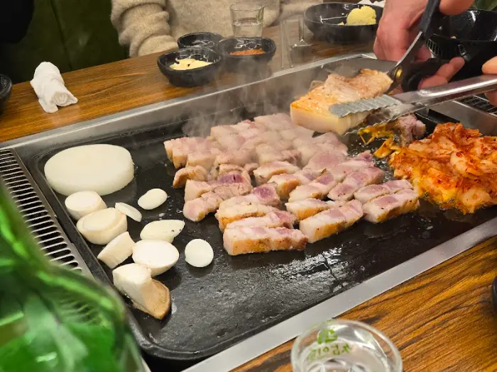 철판 위에서 익어가는 삼겹살
