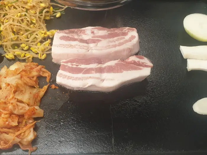 노릇하게 구워진 삼겹살 조각들