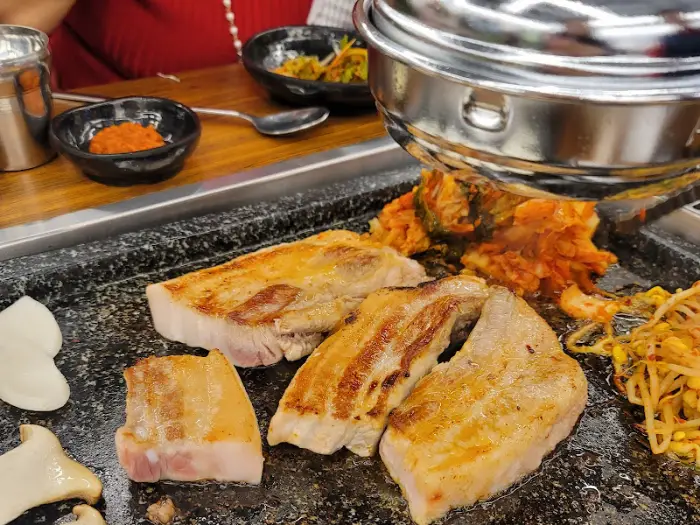 잘 익은 삼겹살과 곁들임 재료들