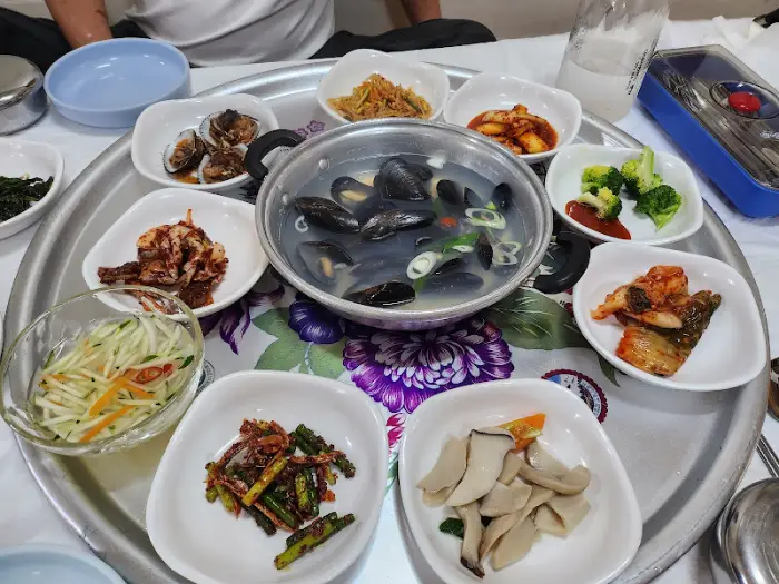다양한 해산물과 채소 반찬