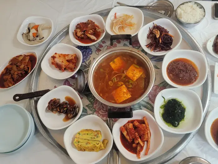 백반의 메인 메뉴와 반찬들