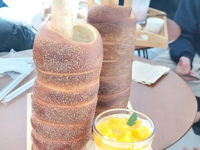 굴뚝빵과 디저트 클로즈업