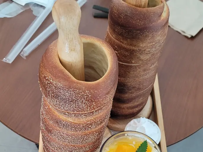다양한 굴뚝빵과 음료