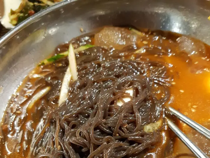 메밀면과 육수가 어우러진 시원한 비빔국수