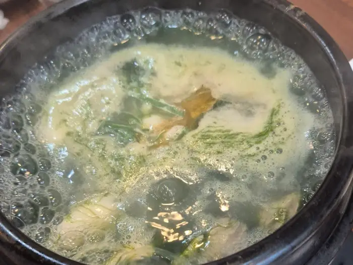 김이 나는 굴국밥 뚝배기