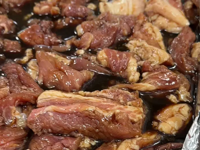 간장 양념에 재워진 돼지갈비 생고기 사진