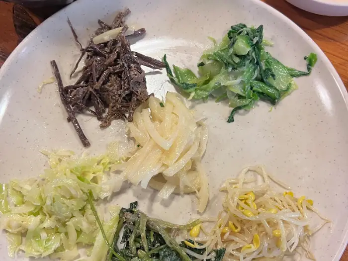 다양한 나물이 올라간 보리밥