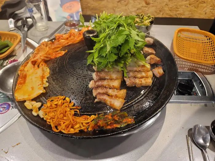 구워진 고기와 반찬