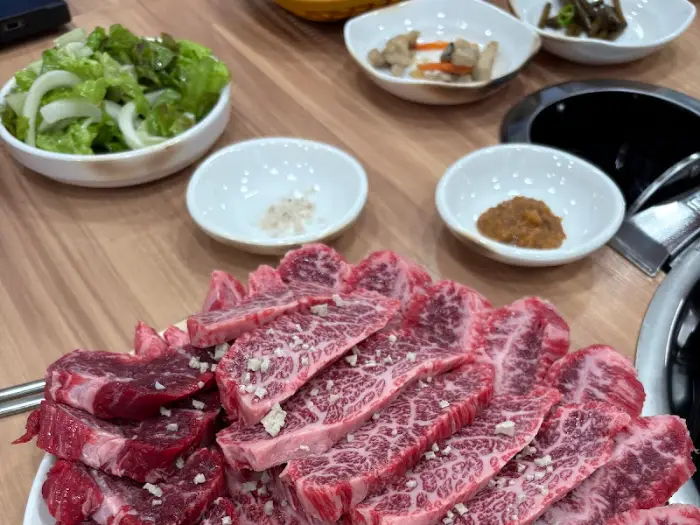 두툼하게 썰린 신선한 한우 모둠