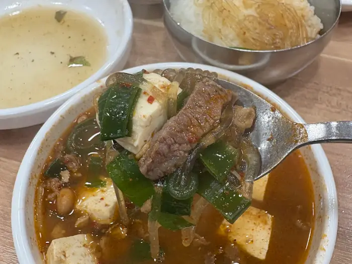 달궈진 불판 위에서 맛있게 익어가는 한우 조각들