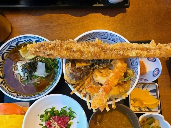 다양한 튀김과 밥이 어우러진 텐동 근접샷
