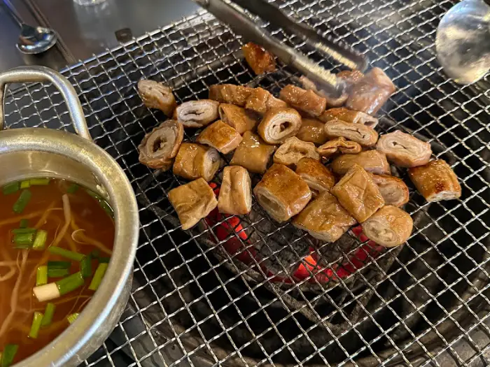 집게로 집어 올린 돼지막창의 디테일 샷