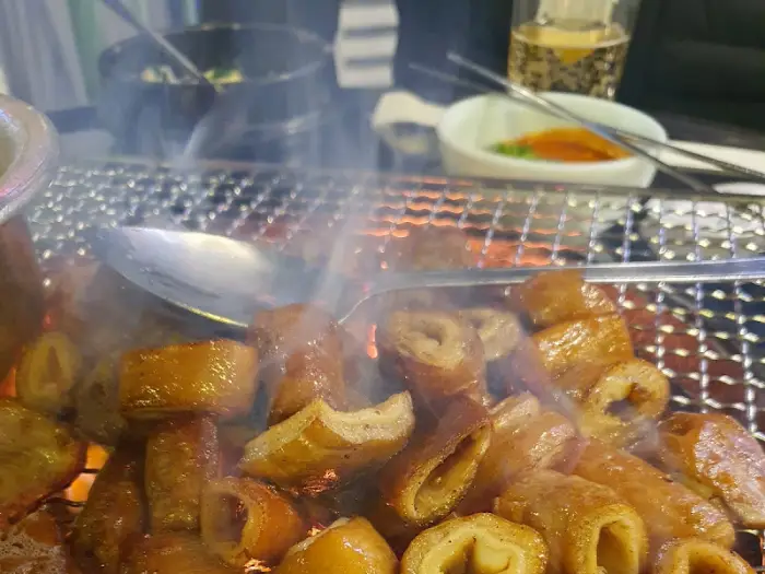 화염 속에서 익어가는 돼지막창의 생동감 넘치는 모습